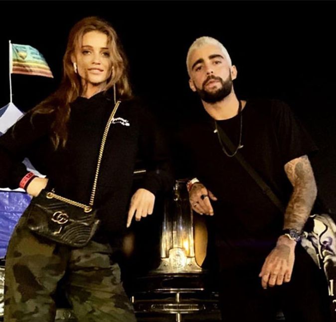 Apesar de uma primeira aparição oficial ter acontecido no Rock in Rio, ambos haviam curtido juntos um festival nos Estados Unidos no começo de setembro de 2019, logo após o namoro de Scooby e Anitta ter encerrado. Na época, o relacionamento parecia não ser sério, já que a modelo foi vista aos beijos com Felipe Roque - no mesmo camarote em que Scooby estava! Ao jornal Extra, o ator disse que não sabia sobre a situação amorosa dos dois: - São meus amigos. Não me contaram que estavam realmente juntos, mas está tudo bem. Desejo felicidades ao casal. Quanto a mim, continuo solteiro, graças a Deus. Depois, em entrevista à colunista Fábia Oliveira, Cintia admitiu que ela e Scooby ainda estavam no início do relacionamento, e que ainda não chegaram a cobrar exclusividade um do outro. Além disso, confessou que estava na mesma suíte do Copacabana Palace que Pedro estava hospedado quando os dois aproveitaram o início do segundo fim de semana do Rock in Rio. - Eu e o Pedro nos conhecemos há muito pouco tempo. Estamos nos conhecendo ainda. Sem compromisso, sem rótulos. Ele vive a vida dele, eu, a minha e é isso. Se eu tiver que pegar alguém aqui, maravilhoso, e ele lá (na Europa), que seja feliz, esclareceu. Segundo o Extra, o casal, que não queria assumir rótulos, curtiu muito a noite na área VIP do festival e, apesar de tentarem manter a discrição, posaram para algumas fotos juntos e em clima de romance. Para a publicação, a modelo deu uma rápida declaração sobre a repercussão dos dois juntos: - Logo, logo, vou embora, volto a vida normal e isso acaba, comentou Cíntia.