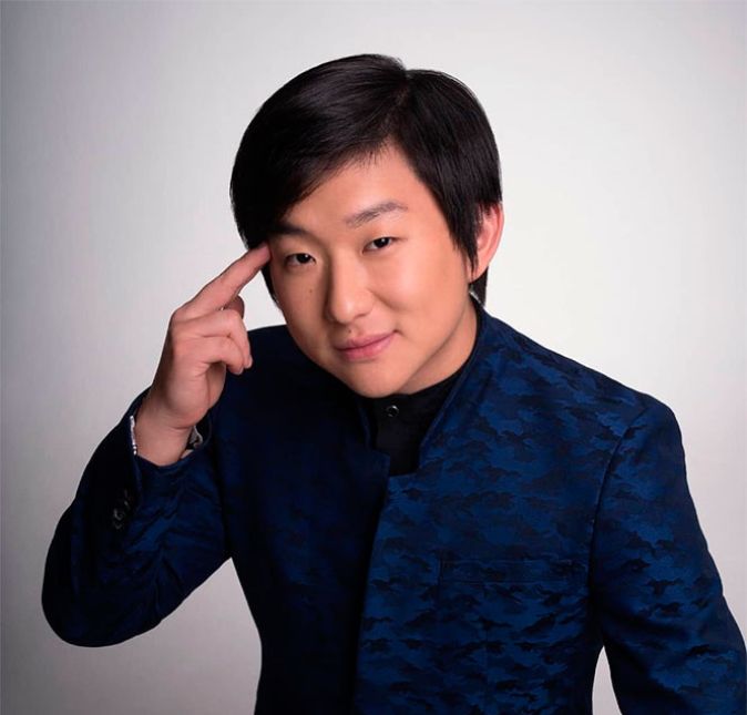 Outro exemplo recente é o de Pyong Lee. Para quem não lembra, o ex-brother foi acusado pela web de apalpar Flayslane durante uma dança, sem autorização da cantora, e tentou beijar Marcela. Ao sair da casa, ele foi notificado de que estava sob investigação devido ao seu comportamento. Segundo informações do jornal Extra, o caso está sendo tratado como importunação sexual, mas o depoimento do hipnólogo foi adiado por conta da pandemia do novo coronavírus: - Por conta do coronavírus, estamos trabalhando de acordo com as normas de nossa secretaria. O atendimento tem sido monitorado. E, no momento, [as investigações relacionadas ao BBB20] estão sem previsão, explicou a delegada Catarina Noble.