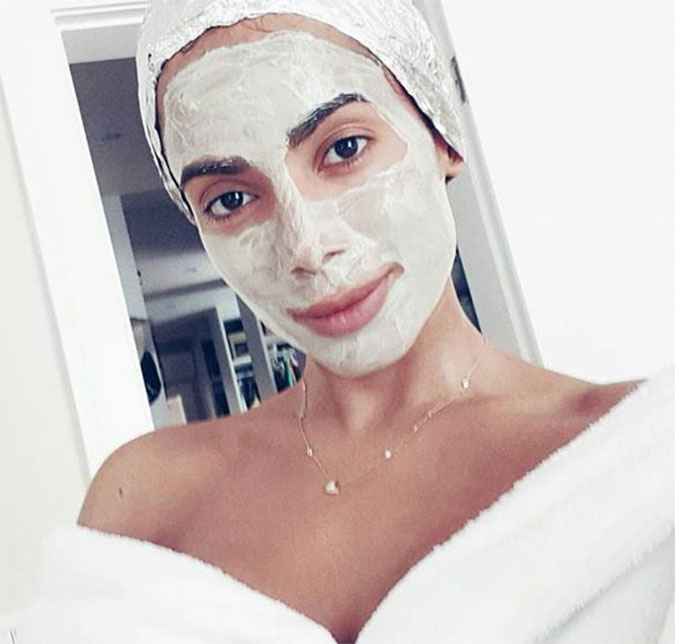 Anitta diz que ficaria mais um mês em casa <I>comendo e dormindo</I> e fala sobre cuidados com a casa: - <I>Prefiro lavar banheiro</I>