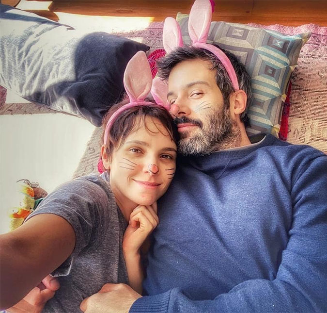 Débora Falabella posa de coelhinho com o namorado na Páscoa e escreve mensagem de esperança: <I>Sairemos mais fortes disso tudo</I>