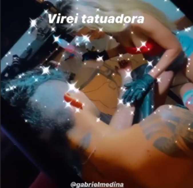 Yasmin Brunet faz tatuagem em Gabriel Medina