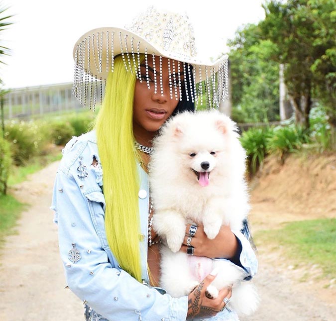 Ludmilla fica trancada para fora de casa por culpa de cachorro; entenda!