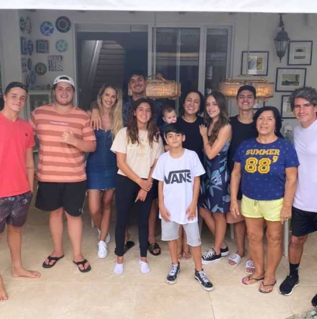 Enfim, assumidos? Gabriel Medina e Yasmin Brunet posam abraçados na festa do irmão do surfista