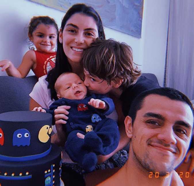 Filho de Felipe Simas teve crise de choro quando descobriu que pai estava com coronavírus