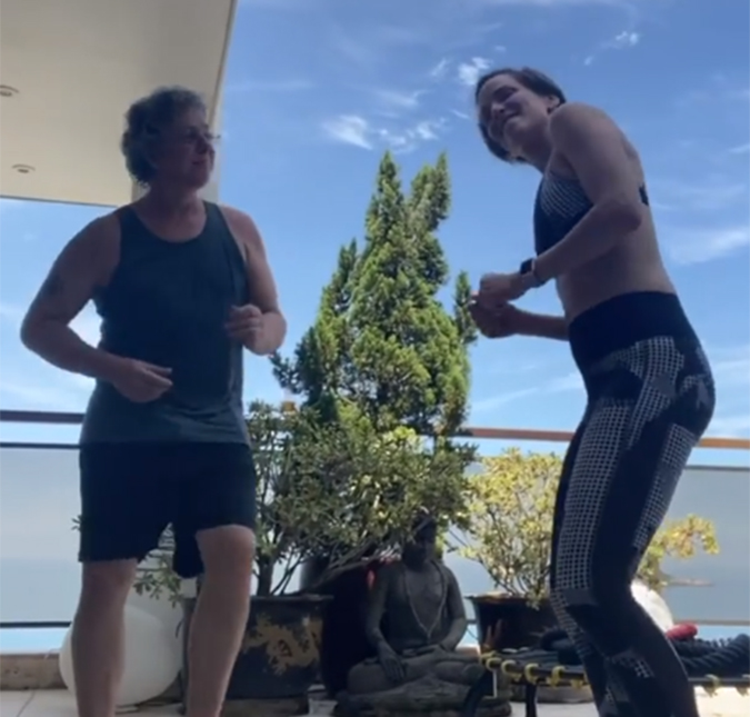 Boninho e Ana Furtado dançam e trocam beijos na varanda do apartamento durante quarentena, assista!