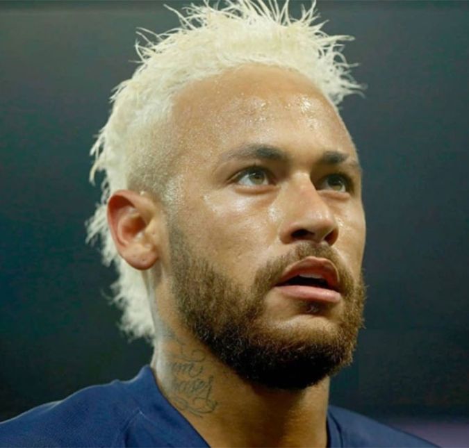 A vida amorosa de Neymar Jr. também sempre foi vista como polêmica diante do mundo todo. Não é preciso nem falar que as idas e vindas do namoro conturbado com Bruna Marquezine colaboraram para que o craque do futebol sempre estivesse no centro das atenções quando o assunto era seu coração. Os dois, por fim, decidiram encerrar o relacionamento, que teve início em 2012, em outubro de 2018, quando especulou-se que Bruna não aceitou mudar para Paris e morar com o amado, sendo uma divergência sem solução entre eles. Ao longo de cinco términos, o ex-casal sempre foi cercado de boatos de traição por parte do jogador, ciúmes excessivo da atriz e até mesmo indícios de que a família de Neymar não aprovava o namoro. Por anos, Bruna encarou os boatos de que não se dava bem com Rafaella Santos, irmã do jogador, e com Nadine, matriarca da família. Depois do colunista Leo Dias noticiar certa vez que o suposto temperamento difícil de Marquezine contribuía para a relação complicada entre ela e a família do ex-namorado, Neymar se manifestou via rede social: Não sei quem viaja mais na maionese. A pessoa que inventa a matéria, as pessoas que acreditam, ou eu que venho aqui escrever isso, escreveu à época.