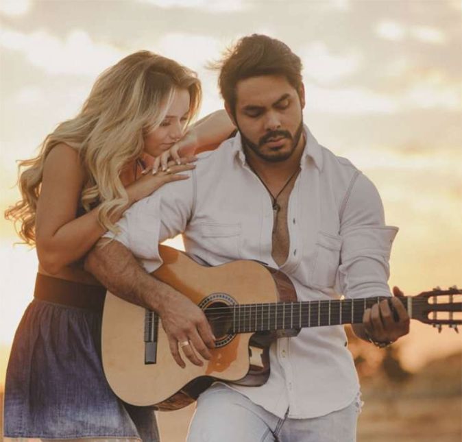 A mineira é conhecida por estar muito envolvida no universo da música sertaneja em Goiás - e não é para menos, já que Rafa foi inclusive casada com o músico Rodolffo Mathaus, da dupla Israel e Rodolffo. Após dois anos de namoro, os dois se casaram em uma festa à beira da praia em Fortaleza, no Ceará, no dia 26 de setembro de 2016. No entanto, o relacionamento acabou não dando certo e os dois se separaram em 2018. Em agosto de 2020, ela até mesmo oficializou o divórcio. Hoje em dia, ela assumiu um namoro com Daniel Caon, também músico, e um dos participantes da Casa de Vidro do BBB20. A mineira é conhecida por estar muito envolvida no universo da música sertaneja em Goiás - e não é para menos, já que Rafa foi inclusive casada com o músico Rodolffo Mathaus, da dupla Israel e Rodolffo. Após dois anos de namoro, os dois se casaram em uma festa à beira da praia em Fortaleza, no Ceará, no dia 26 de setembro de 2016. No entanto, o relacionamento acabou não dando certo e os dois se separaram em 2018. Em agosto de 2020, ela até mesmo oficializou o divórcio. Hoje em dia, ela assumiu um namoro com Daniel Caon, também músico, e um dos participantes da Casa de Vidro do BBB20.