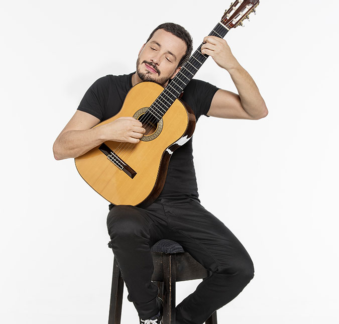 Rafael Cortez fala do lançamento de <i>Um Abraço</i> e revela novo <i>show</i> de comédia: <i>A quarentena está sendo útil</i>