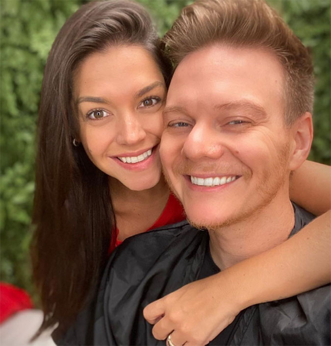 Thais Fersoza corta o cabelo de Michel Teló: <i>Na régua!</i> Veja!