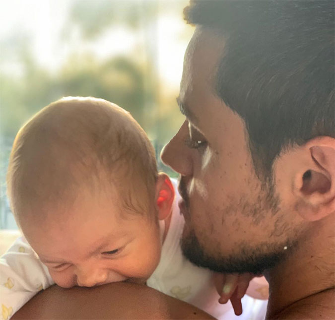 Com o filho caçula nos braços, Felipe Simas revela estar curado do coronavírus: <I>Vamos comemorar a vida</I>