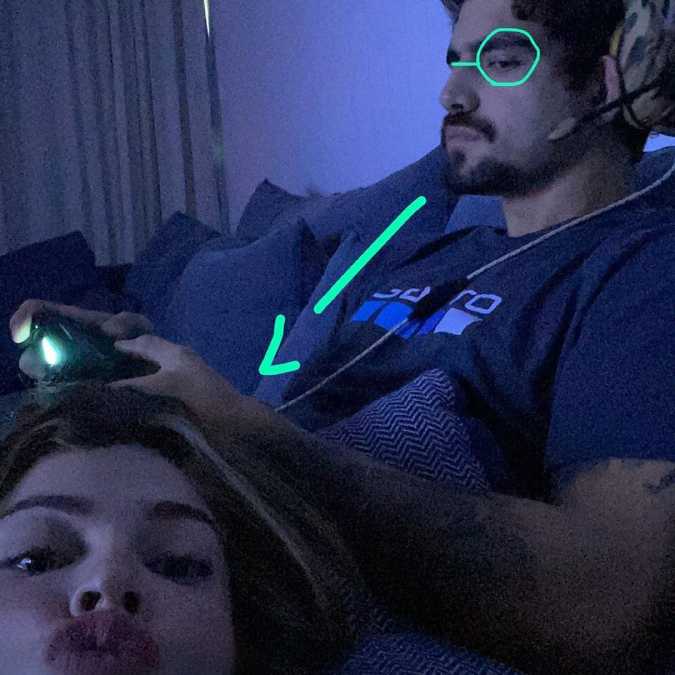 Caio Castro posta clique bem à vontade em casa com Grazi Massafera