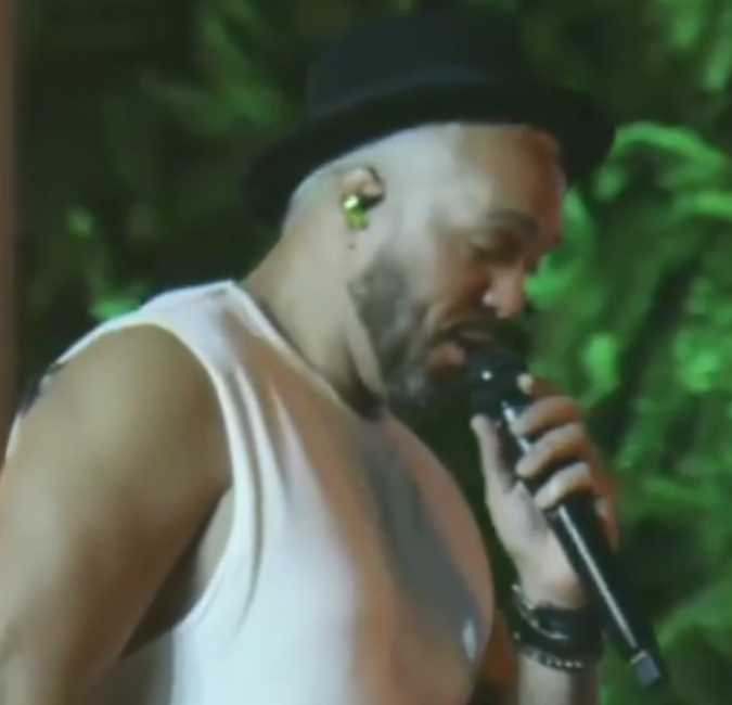 Belo canta sucessos antigos em <I>live</i> e fãs especulam: <I>Sei que você está cantando para a Viviane Araújo</i>