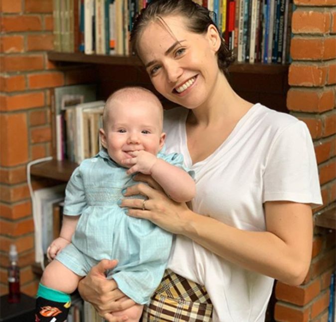 Letícia Colin já mostrou o mamilo machucado por conta da amamentação do filho Uri, fruto de seu relacionamento com o ator Michel Melamed. Junto à foto, a atriz nascida em 30 de dezembro de 1989 também publicou um textão de desabafo em que ainda fez uma reflexão sobre ser mãe: Ontem: Dia da Terra. Vi no Instagram, então é verdade. Perdi o timing de catar alguma foto bucólica... Eu teria opções de terra fofa, terra úmida, de terra-lama com morte em Brumadinho... Perdi a chance polêmica de defender com gosto os projetos de ocupação para os sem-terra. Perdi o repost das covas surreais, de chorar online essa m***a toda em que estamos mergulhados. Não deu, é preciso arar meu filho. Perdi o dia vivendo! Vivi tanto que perdi inclusive, um pedaço de mamilo. Esfolou sangrante pertinho da boca do bebê. Perdi o fôlego. Que dor do c*****o! Que momento pra meu filho sorrir beeem na minha cara! Ele faz de propósito, tenho certeza. Sabe de nada, inocente... E foi ardendo, foi ardendo - imaginei a hora do meu chuveiro encontrando o corte, foi ardendo mais... Cara, foi virando arrepio. Aí, olhando o futuro, registro a insanidade: imenso orgulho desse cruzar linhas! É. Satisfação por furar e costurar linhas. Linhas de pele humana:estrias-linhas; linhas-ponto-pós-parto-normal; malemolentes-linhas-flácidas. Uma terra toda eu. Do meu jeitinho. Com trincheiras, com bulbos e linhas de pelos. Queria falar mais dessas minhas tetas-fruto, que têm corajosamente desafiado minha mente e meu cansaço. Mas eu sou terra, e fico seca. Amanhã se chover, eu volto. Serei sua flor vermelha. P.S: CUIDADO COM ESSE ORGULHO, MOÇA... Letícia Colin já mostrou o mamilo machucado por conta da amamentação do filho Uri, fruto de seu relacionamento com o ator Michel Melamed. Junto à foto, a atriz nascida em 30 de dezembro de 1989 também publicou um textão de desabafo em que ainda fez uma reflexão sobre ser mãe: Ontem: Dia da Terra. Vi no Instagram, então é verdade. Perdi o timing de catar alguma foto bucólica... Eu teria opções de terra fofa, terra úmida, de terra-lama com morte em Brumadinho... Perdi a chance polêmica de defender com gosto os projetos de ocupação para os sem-terra. Perdi o repost das covas surreais, de chorar online essa m***a toda em que estamos mergulhados. Não deu, é preciso arar meu filho. Perdi o dia vivendo! Vivi tanto que perdi inclusive, um pedaço de mamilo. Esfolou sangrante pertinho da boca do bebê. Perdi o fôlego. Que dor do c*****o! Que momento pra meu filho sorrir beeem na minha cara! Ele faz de propósito, tenho certeza. Sabe de nada, inocente... E foi ardendo, foi ardendo - imaginei a hora do meu chuveiro encontrando o corte, foi ardendo mais... Cara, foi virando arrepio. Aí, olhando o futuro, registro a insanidade: imenso orgulho desse cruzar linhas! É. Satisfação por furar e costurar linhas. Linhas de pele humana:estrias-linhas; linhas-ponto-pós-parto-normal; malemolentes-linhas-flácidas. Uma terra toda eu. Do meu jeitinho. Com trincheiras, com bulbos e linhas de pelos. Queria falar mais dessas minhas tetas-fruto, que têm corajosamente desafiado minha mente e meu cansaço. Mas eu sou terra, e fico seca. Amanhã se chover, eu volto. Serei sua flor vermelha. P.S: CUIDADO COM ESSE ORGULHO, MOÇA...