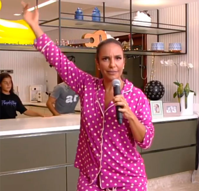 De pijama, Ivete Sangalo faz <i>show</i> em sua própria sala; assista vídeos!