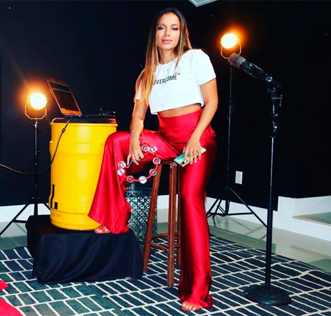 Anitta faz <i>live</i> cantando músicas religiosas e é elogiada na <i>web: Ela não sabe só rebolar</i>