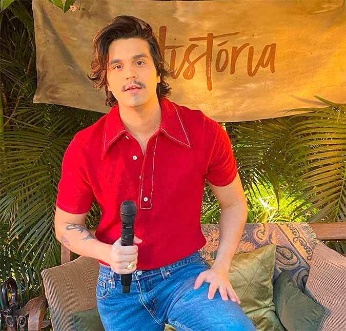 Luan Santana se empolga durante <i>live</i> e reação do cantor viraliza: <i>- A Sandy tá vendo!</i>; assista vídeos!