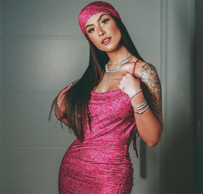 Boca Rosa posta foto com vestido curtinho e ex da blogueira comenta: <I>Tá gata, ein</I>