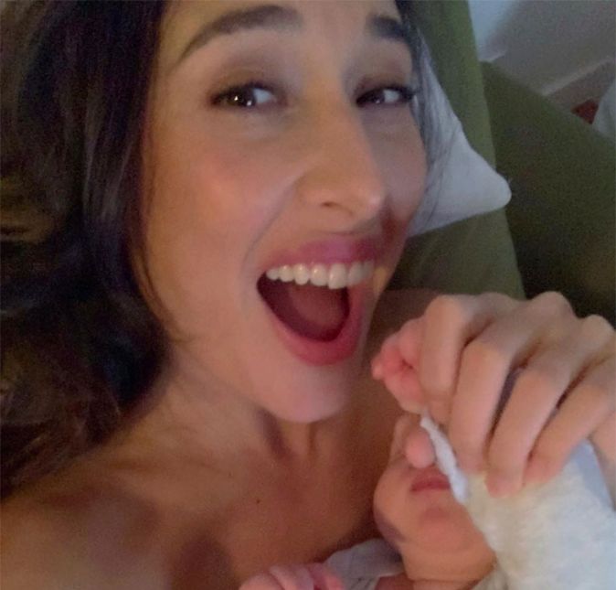 E a artista realmente é uma mãe bem babona! No Instagram, Giselle compartilhou uma foto querendo morder a mãozinha do filho e, na legenda do clique, se derreteu completamente pelo pequeno: Num guento meu gordito, meu #unicórniobaby. Pedrín, Lunito, Lucero. Meu narizinho biquinho, docinho de coco, pulso gordo/forte. Meu leitãozinho rosa (rsrs) (sacanagem Gi, isso bullying). Num guento meu Pepê. Amor de mís amores. Pedro Luna! Nem tem 2 meses, já tem mais de 10 apelidos. Esse gordinho (leia se com o sotaque do vô mexicano) tá agarrado nas mãos gordinhas dele, chupa como se fosse chupeta... tô muito apaixonada por ele! SOCORRO, meu coração vai explodir de Amor. Num guento meu gooooooordo. Ah meu filho, você está me salvando deste confinamento! Quem aí se identifica com Giselle?