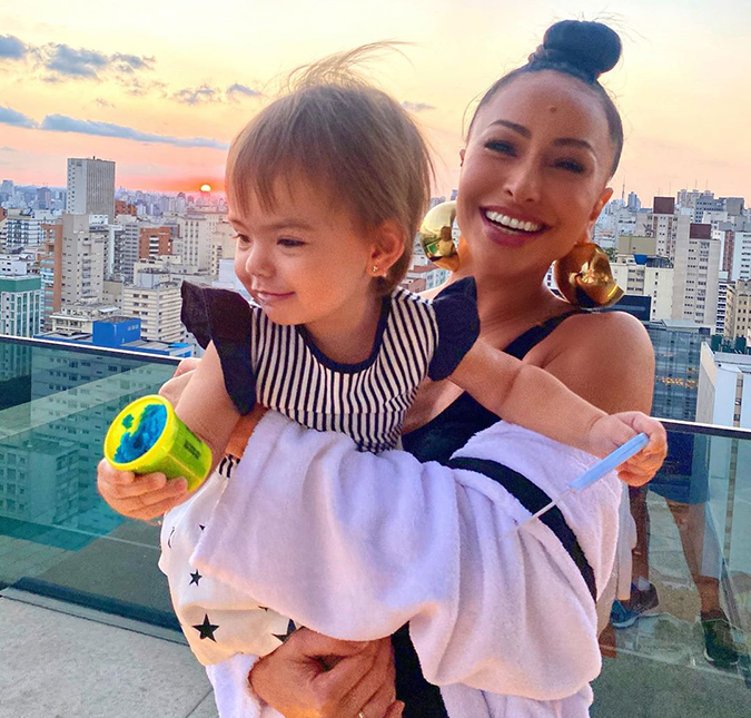 Sabrina Sato revela que ainda é amiga do ex e fala sobre como está lidando com a quarentena: <i>Eu tenho aprontado, e não é pouco</i>