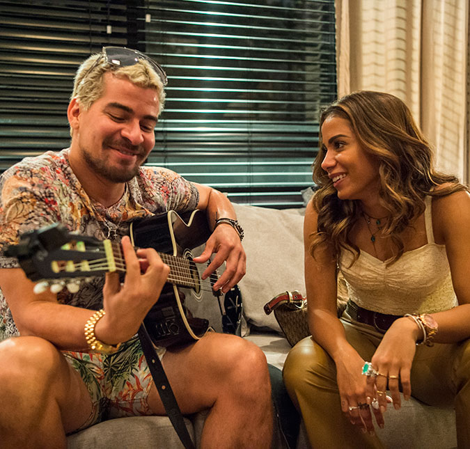 Thiago Martins dá detalhes sobre ter ensinado beijo técnico para Anitta: <i>- Ela estava muito nervosa</i>