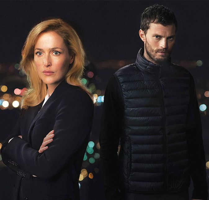 Muita gente conhece Jamie Dornan da franquia de filmes Cinquenta Tons de Cinza. Entretanto, o ator já interpretou um serial killer na série The Fall, que também contou com a participação de Gillian Anderson. O seriado de 2013 explora a relação entre o personagem de Dornan, o assassino Paul Spector, e o papel de Anderson, a detetive Stella Gibson, já que ambos possuem uma mente extremamente complexa. Algo chocante na trama é o fato de Spector ter prazer em matar mulheres, mas ao mesmo tempo, possuir uma família normal, com uma filha e uma esposa grávida. Tenso, hein? Muita gente conhece Jamie Dornan da franquia de filmes Cinquenta Tons de Cinza. Entretanto, o ator já interpretou um serial killer na série The Fall, que também contou com a participação de Gillian Anderson. O seriado de 2013 explora a relação entre o personagem de Dornan, o assassino Paul Spector, e o papel de Anderson, a detetive Stella Gibson, já que ambos possuem uma mente extremamente complexa. Algo chocante na trama é o fato de Spector ter prazer em matar mulheres, mas ao mesmo tempo, possuir uma família normal, com uma filha e uma esposa grávida. Tenso, hein?