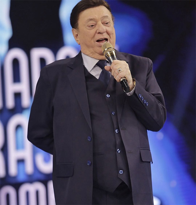 Após cirurgia no pulmão, Raul Gil encontra-se estável, consciente e respirando sem uso de aparelhos