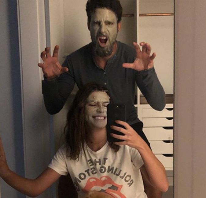 Não tem como negar que Cauã e Mariana formam um casalzão. Durante o comecinho da quarentena, em 2020, eles aproveitam os momentos para tentar se distrair e se divertir um na companhia do outro. Na época, eles fizeram um tratamento de pele e surgiram com o rosto todo verde. Para explicar, Mariana escreveu na legenda do clique: Máscara de argila verde uma vez por semana . Fica top. Ao ver o post, Cauã não aguentou e gargalhou na legenda. Fofos, né?