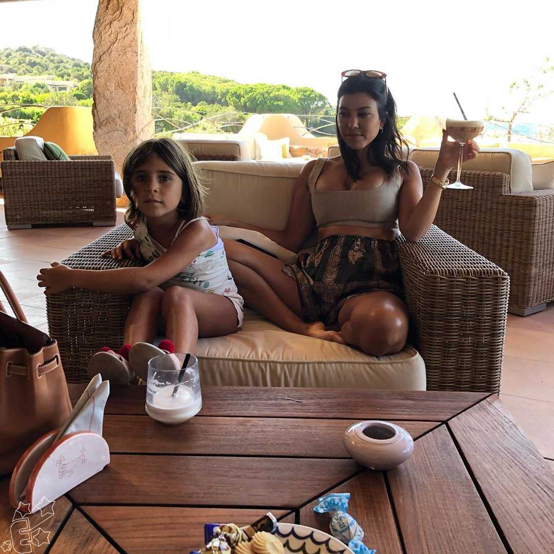 Kourtney Kardashian dá conselhos para filha após pai passar pela <I>rehab: Se ame em primeiro lugar</i>