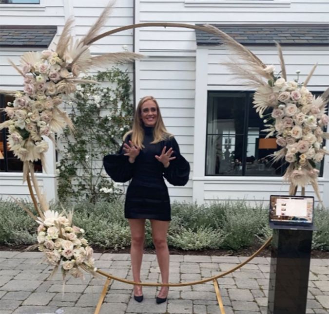 Novamente chamando a atenção, dessa vez para celebrar o aniversário de 32 anos de idade, Adele fez um post em que falou sobre a pandemia do novo coronavírus e agradeceu aos funcionários de saúde: Obrigada por todo amor em meu aniversário. Espero que todos estejam seguros e sãos durante esse tempo louco. Gostaria de agradecer a todos os nossos socorristas e funcionários essenciais que nos mantêm seguros enquanto arriscam suas vidas! Vocês são verdadeiramente nossos anjos. A postagem inesperada rendeu assunto na internet e o nome da artista também entrou para o assunto mais comentado do Twitter, com muita gente debatendo sobre a aparência da beldade, que mais uma vez exibiu a silhueta magra. Gente... a Adele não parece a Adele, disse um seguidor. Meu deus, não te reconheci! Está linda, escreveu outro. O que aconteceu? Não parece ela!, disse outro internauta. Outras centenas de fãs elogiaram a beleza de Adele, o que fez com que alguns internautas questionassem os elogios principalmente agora, em que ela está mais magra. A Adele não está linda porque emagreceu. Ela é linda e sempre foi. Magreza não é sinônimo de beleza! Chega de elogiar as pessoas quando elas emagrecem., pontuou um internauta. A Adele sempre foi linda vou fingir que não to entendendo essa presepada de vocês dizendo que ela tá maravilhosa agora, escreveu outro.