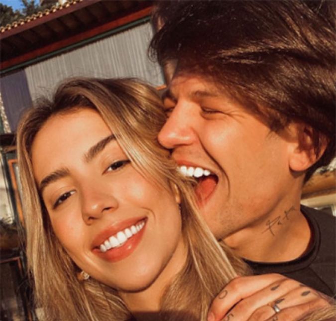 Nas redes sociais, os dois andavam sendo mais discretos quanto ao que estavam vivendo, mas depois de tantos meses sem nenhuma troca de declarações, Saulo resolveu publicar uma foto agarradinho à influenciadora. Na legenda, ele se declarou: Amor da minha vida, obrigado por ter ficado aqui... Gabi não deixou o amado sem resposta e frisou para ele, e para todo mundo ver, que foi ela quem decidiu que eles continuariam juntos, apesar dos rumores de supostas traições do cantor. Te amo! Eu escolhi ficar, e valeu a pena. Deus é perfeito... Ele sabe o que faz!, disse ela. Logo depois de terem reatado o relacionamento, que havia sido abalado no início do ano, Saulo reconheceu seus erros: Não fui um bom exemplo, não fui um bom pai, não fui um bom marido. Não fui um bom filho, não fui um bom irmão, não fui um bom amigo. Mas Ele me buscou no fundo do poço, na lama, na sujeira. Lá onde eu fazia tudo que entristecia o coração Dele e de todos que me amam.