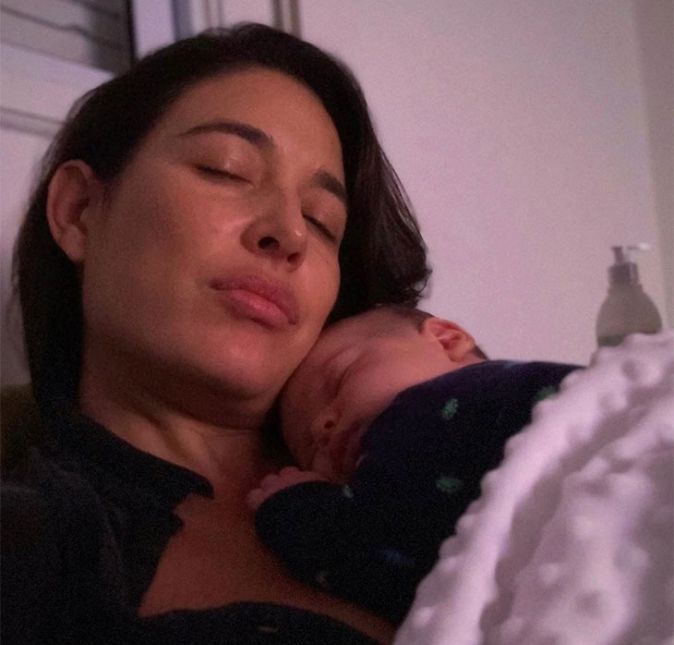 Em uma certa ocasião, Giselle decidiu mostrar no Instagram como a sua relação com o filho está mais intensa durante a quarentena decretada para amenizar a transmissão do novo coronavírus. Na rede social, a artista compartilhou um clique dormindo com Pedro Luna e, na legenda, fez questão de ressaltar a importância da boa higiene neste momento, principalmente nas mãos: Amor de mís Amores, yo e o álcool gel [O amor dos meus amores, eu e o álcool em gel]. Nós três, um caso sério de amor, acolhimento e proteção. Ps: só falou minha rainha Mãe e as nossas máscaras Proteção sempre, não é?