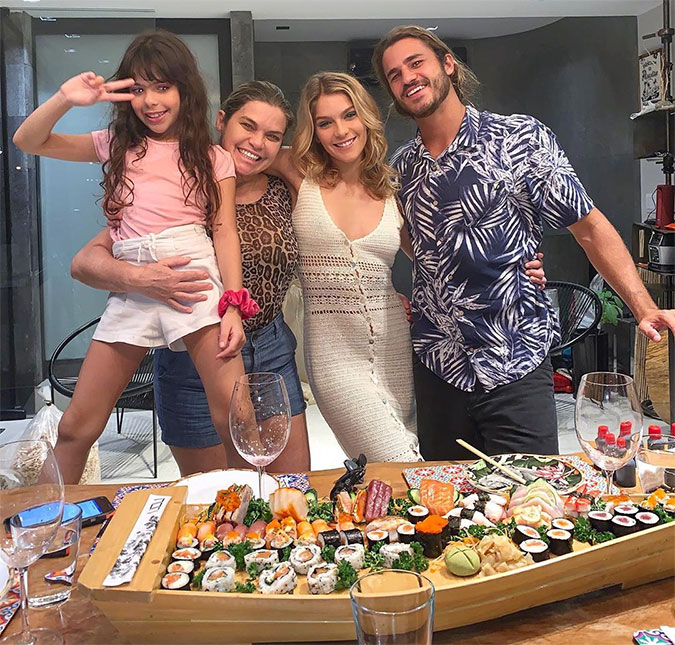 Isabella Santoni ganha carro de som em seu aniversário e vizinha aparece aos gritos: <I>- Vocês são malucos, c*****o? Eu vou chamar a polícia!</I>