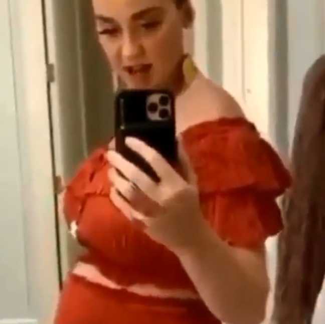 Katy Perry exibe barrigão na reta final da gravidez - e anuncia data de lançamento do novo <I>single</i>