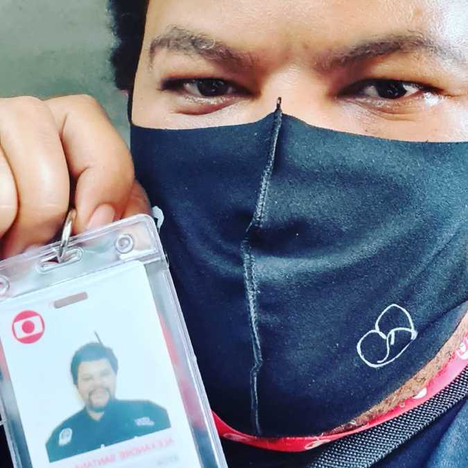 Babu Santana posa com crachá da <I>Globo: Paizão não tá mais desempregado!</I>