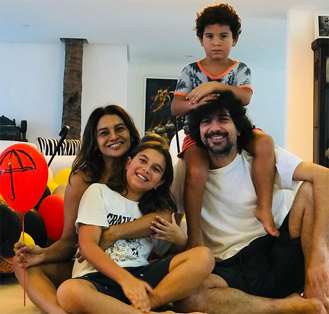 Dira Paes compartilha foto inédita com marido e filhos e se declara: O