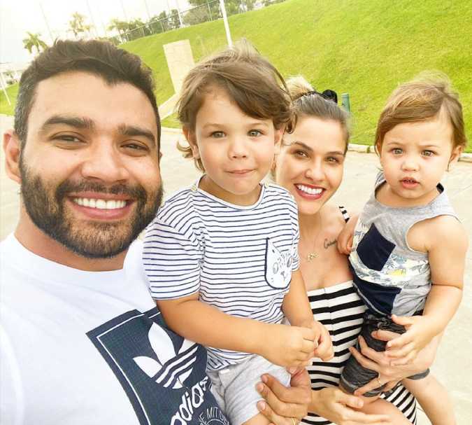 Gusttavo Lima anda de moto com o filho na sala de sua mansão e esposa brinca: <I>Juízo vocês não têm, né?</i>