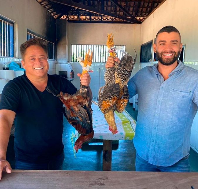 No quesito polêmicas, Leonardo e Gusttavo Lima estão por dentro, já que já viram seus nomes envolvidos em alguns escândalos. Certa vez,falarem que estão imunes ao coronavírus, ambos dividiram a web ao publicarem uma foto em que aparecem sorridentes e segurando duas galinhas que estão com os pés amarrados, prontas para serem abatidas. Na legenda, Gusttavo escreveu: Garantindo a janta, mais tarde tem franguinho na panela! Nos comentários, algumas pessoas criticaram, já outras, apontaram hipocrisias: Que decepção! Nenhum animal merece ser exposto dessa forma cruel, disse a cantora Tati Zaqui. Já outra internauta disse: Lendo alguns comentários eu pergunto... o frango que vocês comem é artesanal? Uma pessoa criticou: Não vou entrar em debates em redes sociais, mas os animais merecem nosso total respeito, não estamos acima deles, não somos superiores a eles. Enquanto eu puder, serei a voz dos animais. Eles sentem dor, frio, fome, sede e amor! Já outra, defendeu: Nossa, quantos comentários desnecessários. Vocês comem o frango vivo?