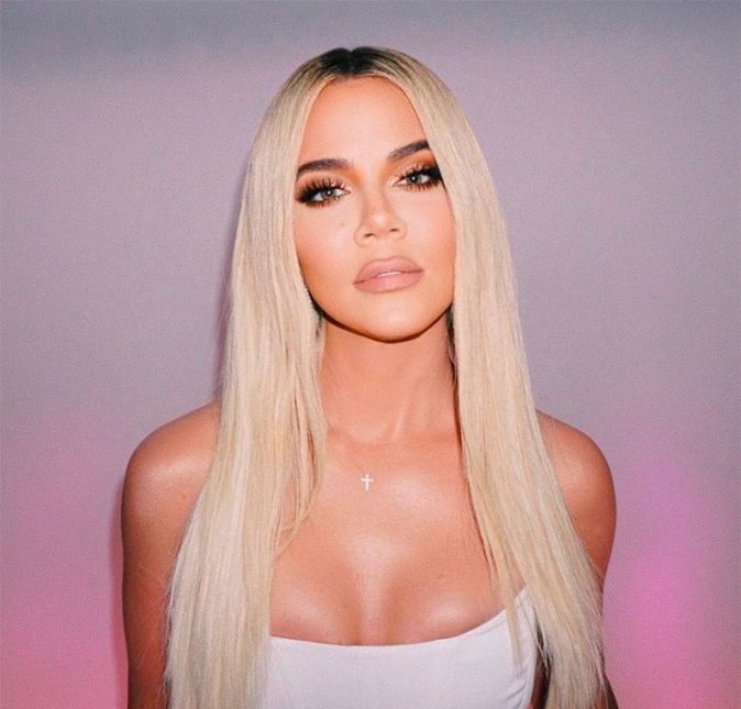 Khloé Kardashian certa vez se irritou com os rumores de que estaria grávida novamente de Tristan Thompson e usou o Twitter para fazer um desabafo: Eu não entro nas redes sociais esses dias e esse é um dos principais motivos do porquê eu fico longe. As coisas dolorosas e doentes que as pessoas dizem. Estou enojada com tantas coisas que estou vendo. As pessoas de alguma forma juram que sabem tudo sobre mim. Incluindo meu útero. Doente. As coisas desagradáveis ??que vocês estão dizendo sobre mim por UM RUMOR! Eu já vi tantas histórias e tweets ofensivos/desprezíveis sobre mim sobre uma história falsa. E se fosse verdade... é a minha vida, não a sua. Engraçado como alguns podem ser exigentes com quem e como você sente que os outros devem viver suas vidas. Acredito que as pessoas devem se concentrar em suas próprias vidas/famílias, colocar energia para melhorar o mundo assustador em que vivemos atualmente e tentar projetar positividade em oposição à maldade.