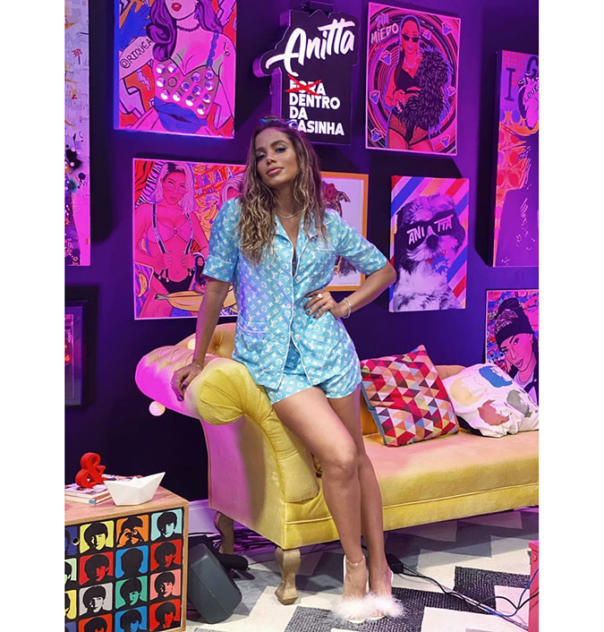 Anitta debocha de rótulo de namoro com Gui Araújo e fala sobre sexo: - <i>A gente se vira sozinha</i>