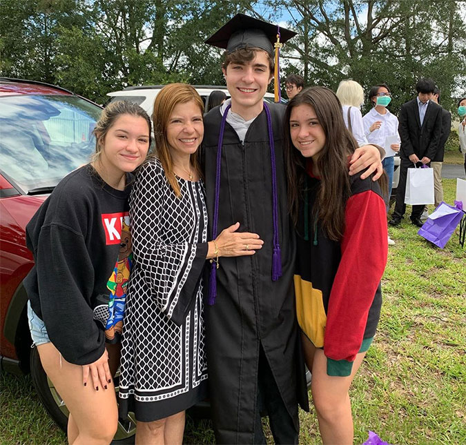 Filho mais velho de Gugu, João Augusto Liberato se forma no ensino médio e posta foto com a mãe
