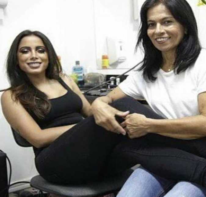 Mãe de Anitta sai da casa da filha por não concordar com <I>vida louca</i> dela, diz colunista