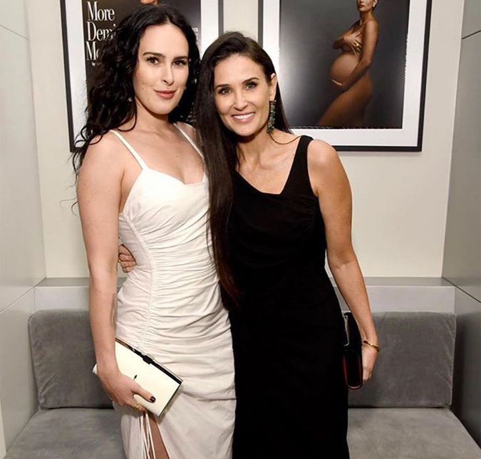 Filha de Demi Moore e Bruce Willis relata dificuldades para lidar com o corpo: <i>Minha barriga não é tão lisa</i>