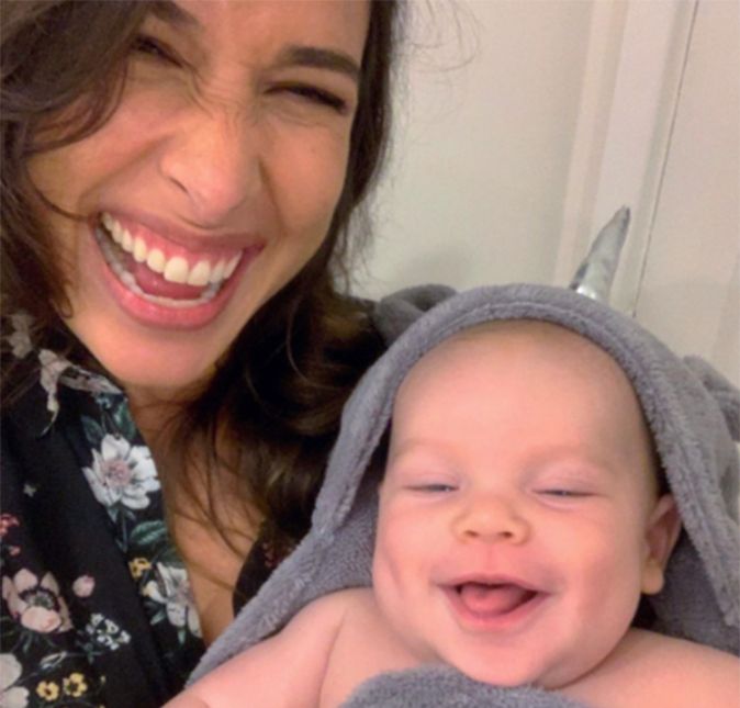 Ainda no Instagram, Giselle mostrou que se divertiu bastante ao colocar uma roupinha de unicórnio no filho, que aparece todo sorridente com a invenção da mãe: Apresentando o meu baby unicórnio! Para alegrar nossas almas. Dale Pedro Luna, amor de mís amores!, escreveu.