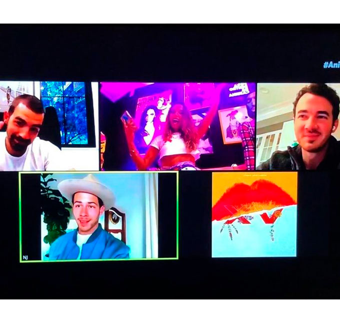 Anitta surpreende ao conversar ao vivo com <i>Jonas Brothers</i> em seu programa; confira!