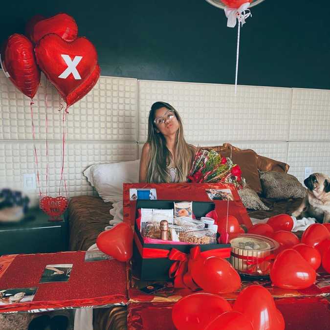 Lexa ganha surpresa do marido, Guimê, no aniversário de dois anos de casamento