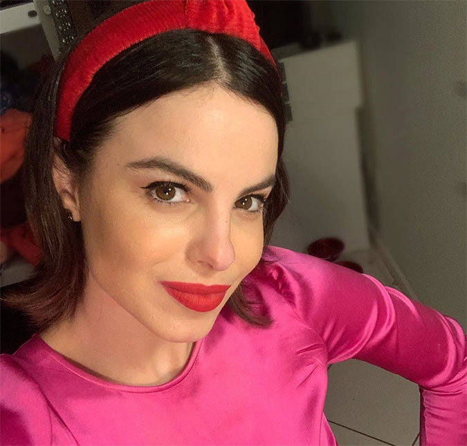 Sthefany Brito revela que está perdendo roupas por conta da gravidez e mostra barriguinha: <I>Tem neném querendo aparecer</I>