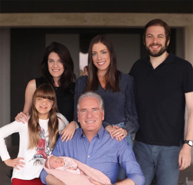 Anteriormente, o empresário também reuniu em casa todos os seus cinco filhos após deixar a maternidade com Ana Paula Siebert e a filha caçula, Vicky, nos braços. Os dois primeiros herdeiros, do casamento com Sasha Crysma, Ricardo e Fabiana, apareceram lado a lado, enquanto a filha do segundo casamento, com a empresária Gisela Prochaska, Luiza, aparece no clique ao lado de Fabiana e também da baixinha Rafaella Justus, do casamento com Ticiane Pinheiro, que até então era a mais nova da família. A maior riqueza que construí em minha vida! Meus cinco filhos! Ricardo, Fabiana, Luiza, Rafaella e Vicky. Família é tudo, escreveu ele na legenda do clique.