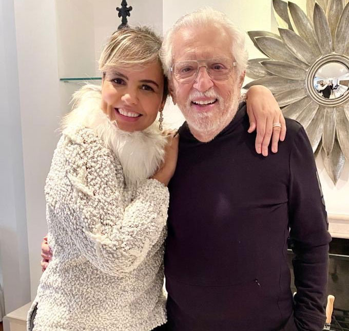 Aos 84 anos, Carlos Alberto de Nóbrega se derrete em declaração para a esposa: <i>Amor eterno</i>