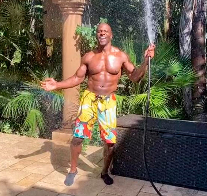 Terry Crews viraliza na <i>web</i> ao dançar música de Lady Gaga e Ariana Grande no <i>TikTok</i>, assista!