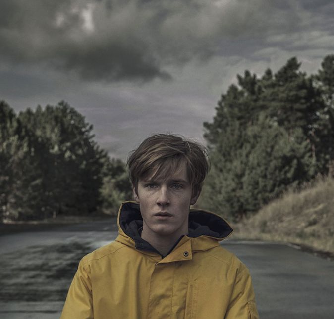 A história de Dark, da Netflix, começa em 2019, mas se espalha para incluir histórias em 1986 e 1953 através de viagens no tempo